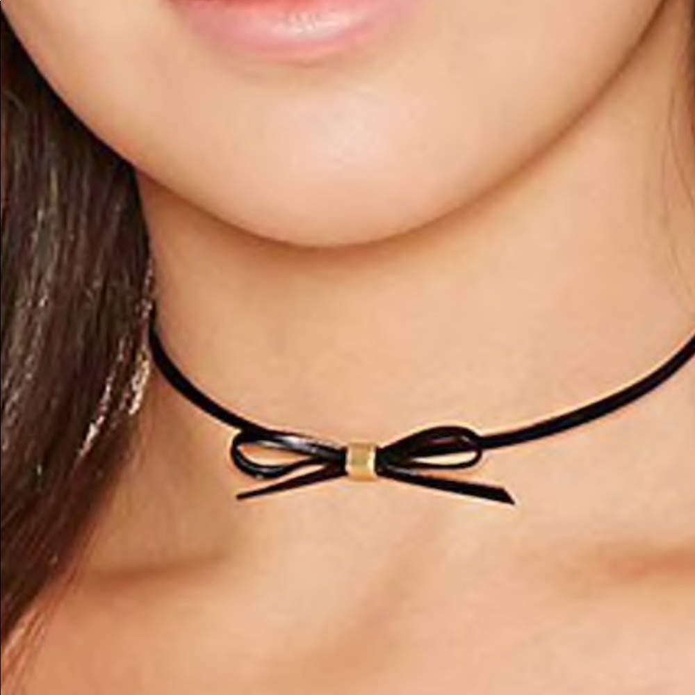 Forever 21 bow tie necklace